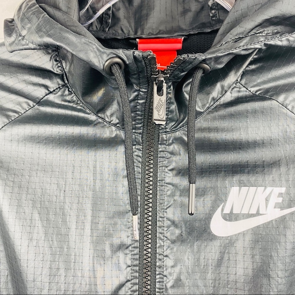 Nike | Women’s light Weight Windbreaker - Picture 6 of 7